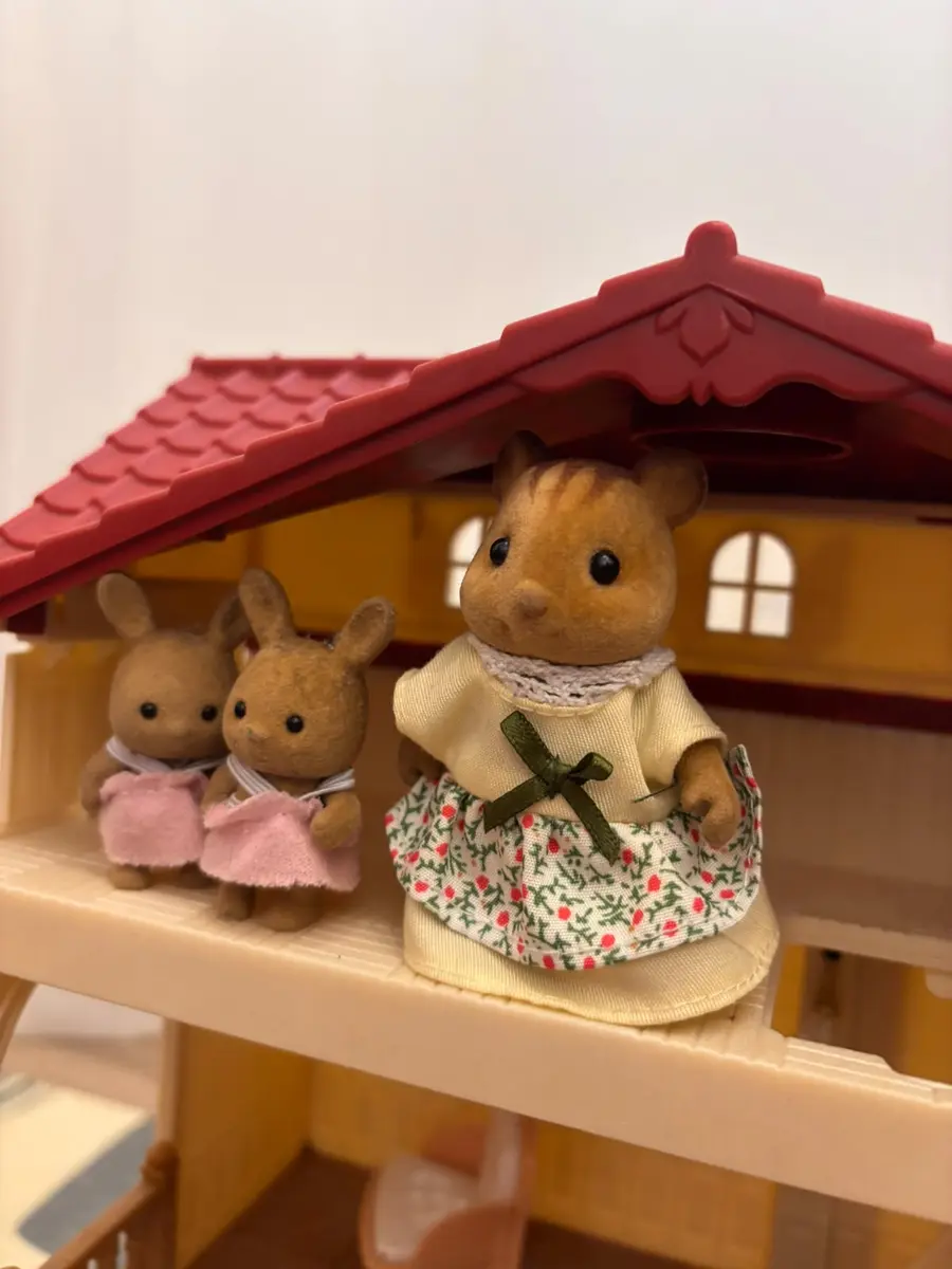 Miniaturas de família em brincadeira simbólica