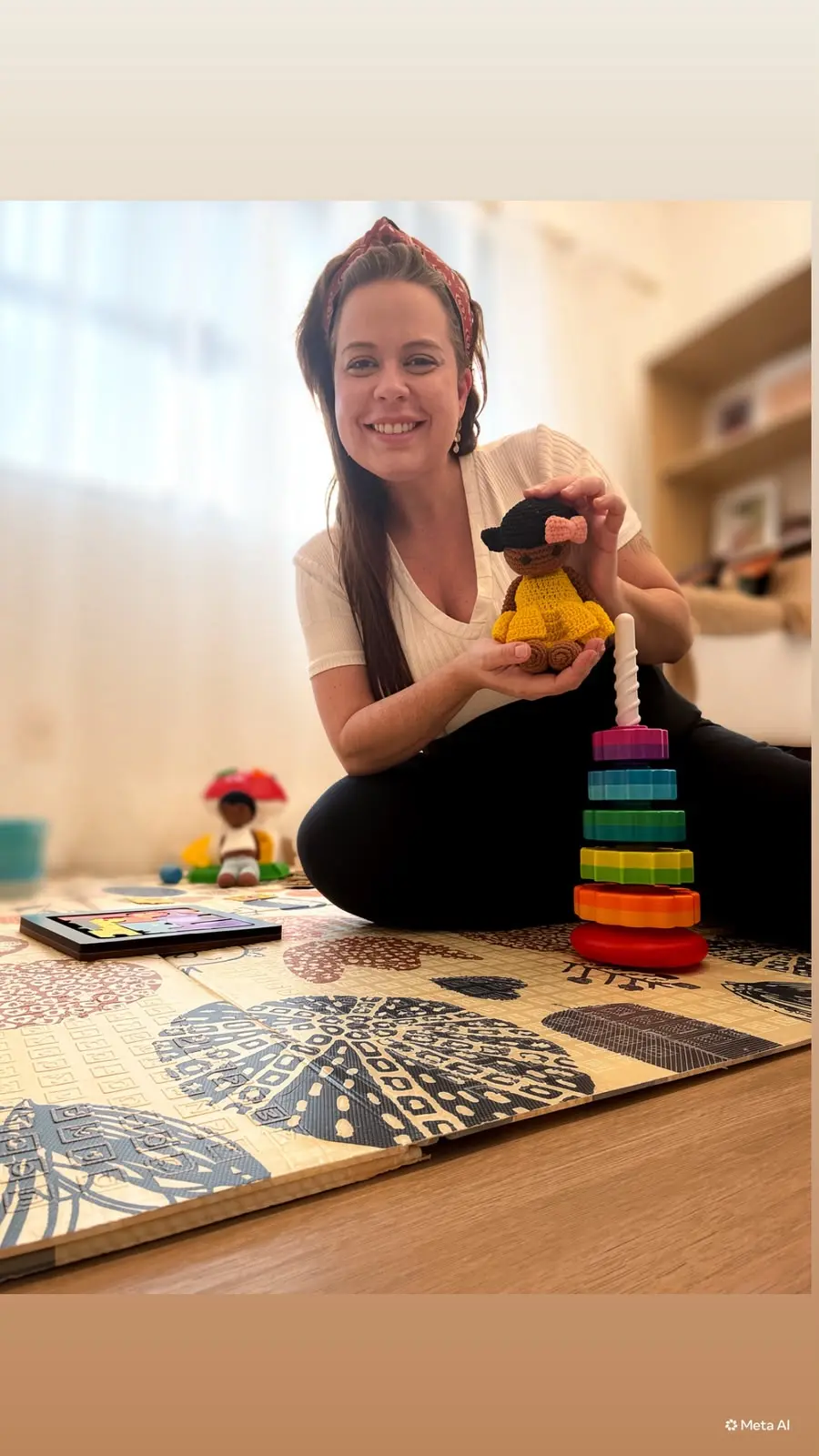 Nathália Pardal, psicóloga infantil, em ambiente de atendimento com recursos lúdicos